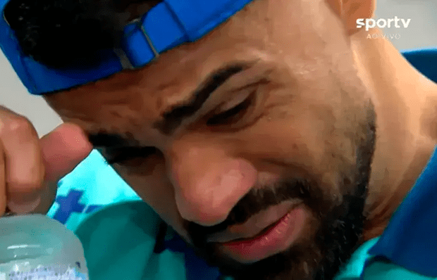 Fabrício Bruno chora após falha que deu primeiro gol do Japão e pede para não ser "crucificado"