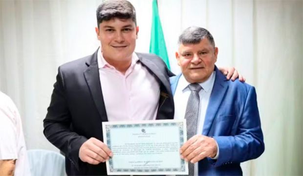 Filho de prefeito cassado por ligação com facção é eleito em cidade do Ceará