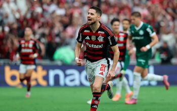 Flamengo vence Palmeiras por 3 a 2 e encosta na liderança
