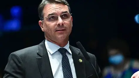 Flávio Bolsonaro pede aos EUA que bombardeiem barcos no RJ: “Que inveja”