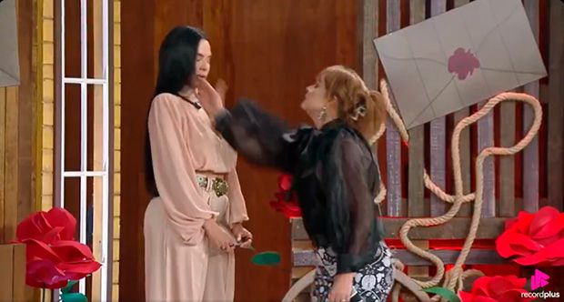 Gaby Spanic é expulsa de "A Fazenda 17" após um tapa no rosto de Tamires Assis