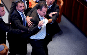 “Genocida”: Protestos interrompem discurso de Trump após libertação de reféns de Gaza