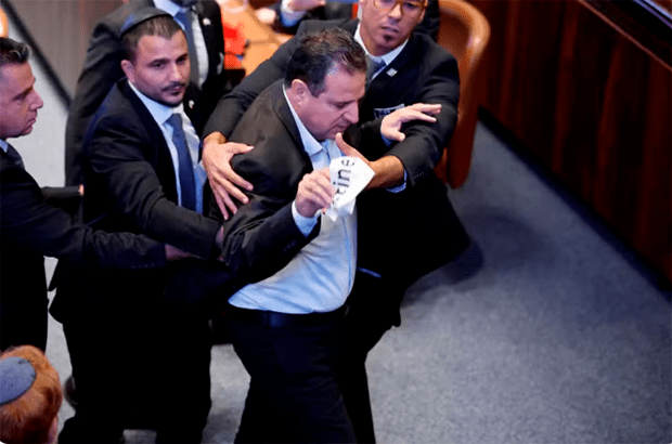 “Genocida”: Protestos interrompem discurso de Trump após libertação de reféns de Gaza