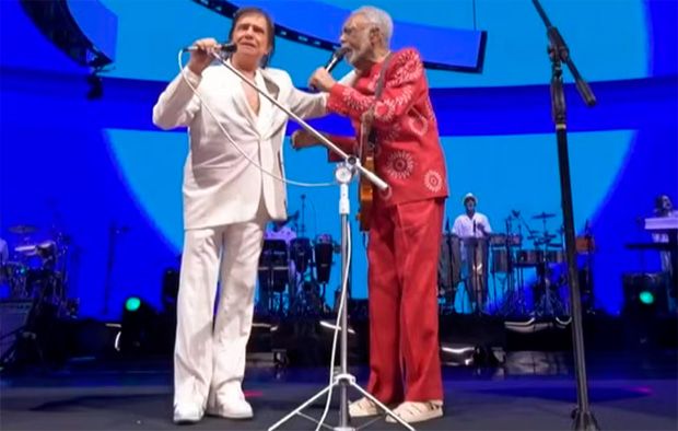 Gil faz homenagem a Preta Gil e canta com Roberto Carlos em último show em SP