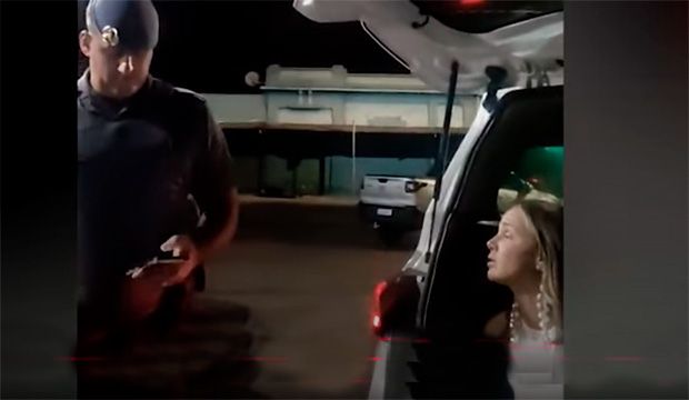 Influencer Esquerdogata humilha policiais e é presa: “Fascistinha”