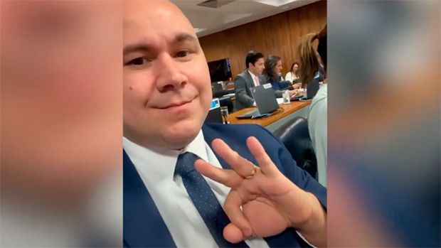 Inimigo do socialismo, prefeito bolsonarista de Cuiabá vai à China com tudo pago