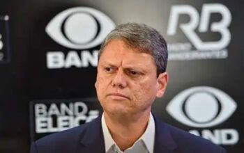 Justiça proíbe Tarcísio de dispensar professores durante licença médica