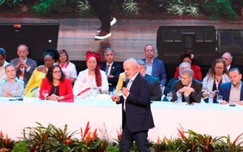 Lula critica "extrema direita" e elogia Evo Morales e Hugo Chávez