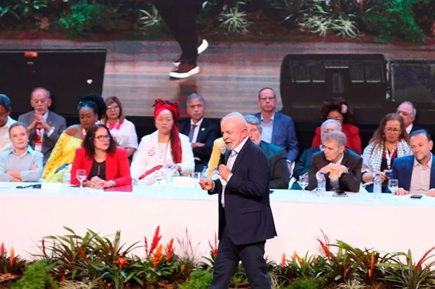 Lula critica "extrema direita" e elogia Evo Morales e Hugo Chávez