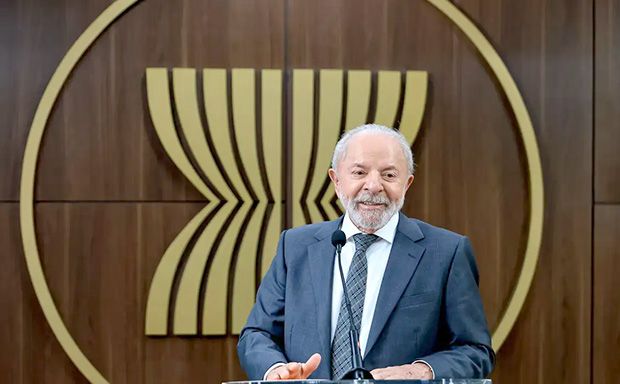 Governo diz que recursos obtidos com petróleo serão usados na transição energética