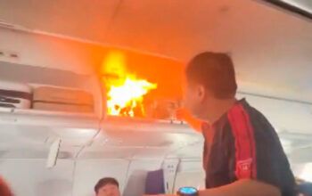 Mala pega fogo em avião e passageiros se desesperam - vídeo