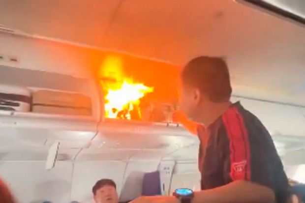 Mala pega fogo em avião e passageiros se desesperam - vídeo