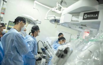 Médico opera brasileiro a 12 mil km de distância e entra para o Guinness