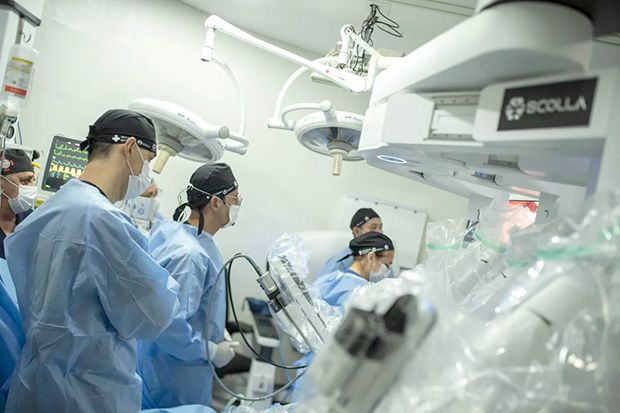 Médico opera brasileiro a 12 mil km de distância e entra para o Guinness