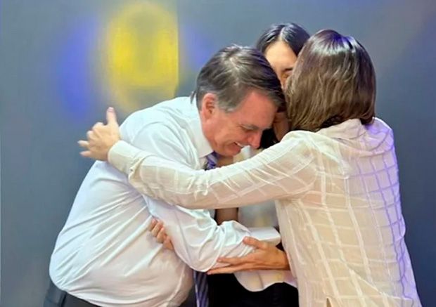 Michelle fala em “injustiça” ao festejar aniversário da filha na prisão domiciliar de Bolsonaro