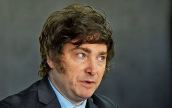 Milei perde 16 pontos percentuais de popularidade em quatro meses, diz Atlas Intel