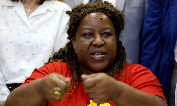 Ministra quer perícia independente após reunião com famílias no Rio