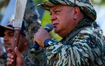 Ministro da Justiça da Venezuela desafia com facão na mão os EUA