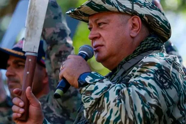 Ministro da Justiça da Venezuela desafia com facão na mão os EUA