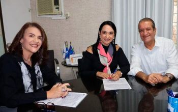 Mulher que se diz ligada à família de Bolsonaro é gravada pedindo propina em emenda