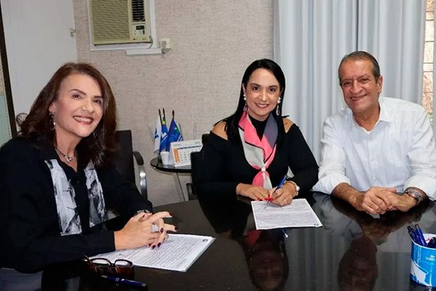 Mulher que se diz ligada à família de Bolsonaro é gravada pedindo propina em emenda