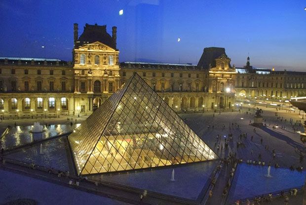 Museu do Louvre é fechado após invasão e roubo de joias durante a madrugada