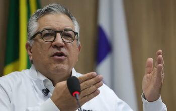 "Não vamos negar aos nossos filhos o direito à vacina", diz Padilha