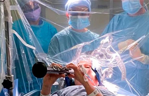 Paciente com Parkinson recupera movimentos e toca clarinete em cirurgia