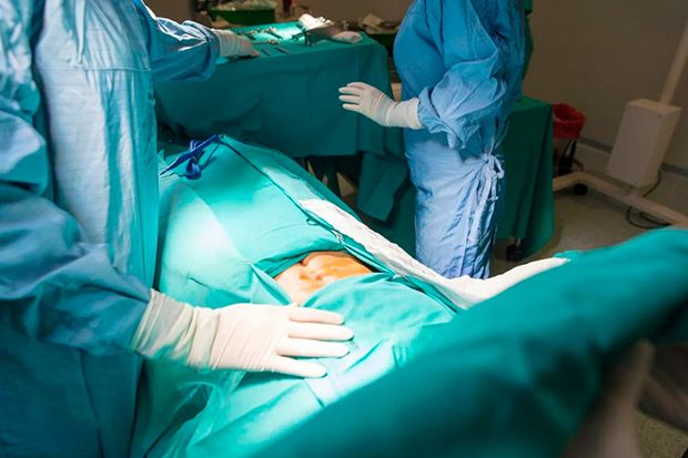 Paciente fica três anos com compressa esquecida no abdômen após uma cirurgia em um hospital público