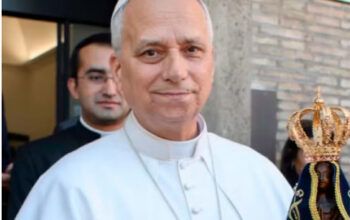 Papa Leão XIV publica foto com imagem de Nossa Senhora Aparecida