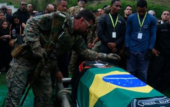 PMs mortos em operação no Rio são enterrados com salvas de tiro e chuva de pétalas