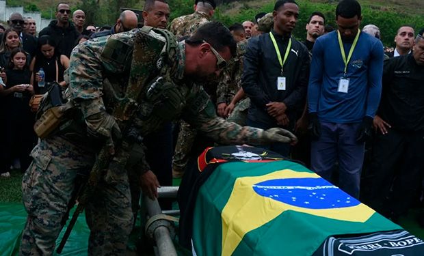PMs mortos em operação no Rio são enterrados com salvas de tiro e chuva de pétalas