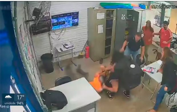 Professor é agredido por pai de aluna após bronca por uso de celular em aula