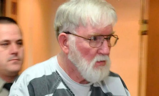 Homem espera 50 anos e mata colega por trote na época da escola