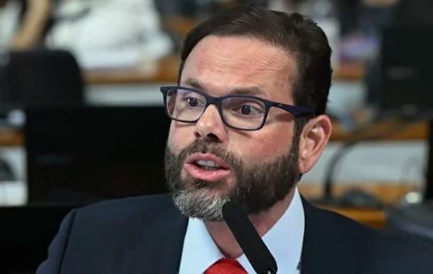 Senador bolsonarista se coloca contra criminalização da misoginia: “criminalização do humor”