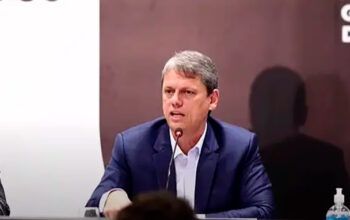 Tarcísio se desculpa após "deboche" sobre crise do metanol: “Errei”