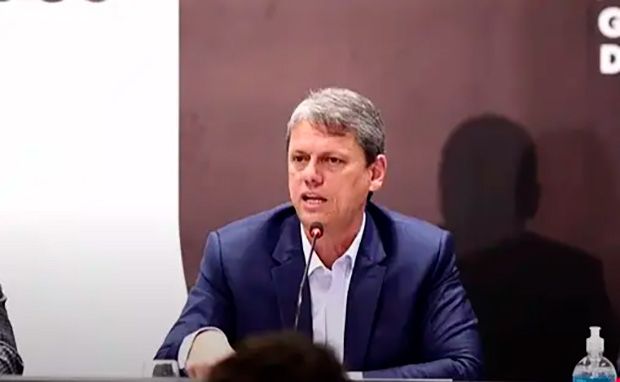 Tarcísio se desculpa após "deboche" sobre crise do metanol: “Errei”