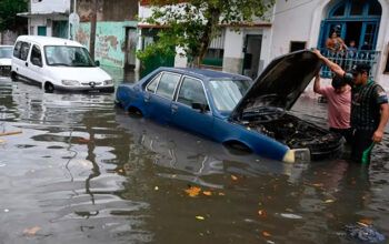 Temporal provoca alagamentos e deixa milhares sem luz em Buenos Aires