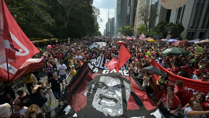 The Economist descreve o “declínio acelerado” de Bolsonaro, condenado a 27 anos de prisão por tentativa de golpe