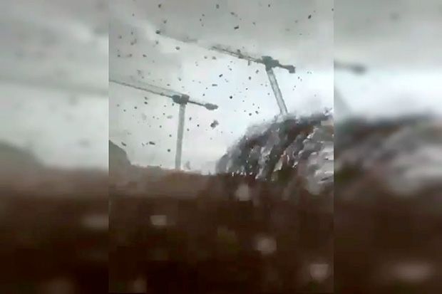 Tornado forte na França derruba guindastes e mata uma pessoa