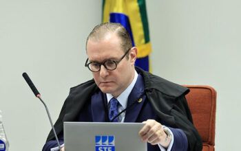 Zanin acompanha Moraes e placar para condenar todos os réus do núcleo de desinformação  é de 2 a 0