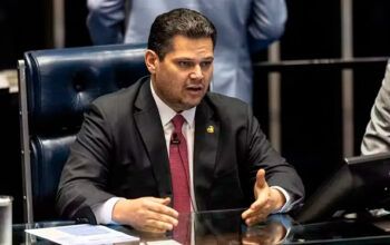 Alcolumbre anula voto de Eduardo Bolsonaro em sessão: “registro irregular”