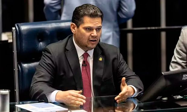 Alcolumbre anula voto de Eduardo Bolsonaro em sessão: “registro irregular”