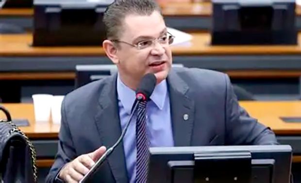 Aliado de Bolsonaro, Sóstenes pede para visitar generais e ex-ministro presos