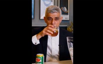 Após críticas, prefeito de Londres bebe Guaraná de novo