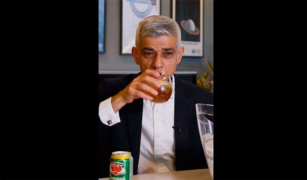 Após críticas, prefeito de Londres bebe Guaraná de novo