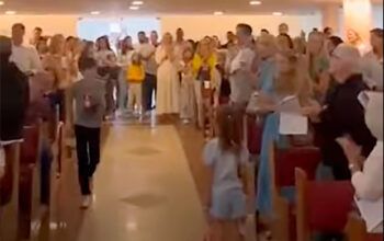 Após megaoperação, Claúdio Castro é aplaudido de pé em missa no RJ