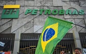 Após recordes, Bolsa cai e dólar oscila com Petrobras e falas do Fed