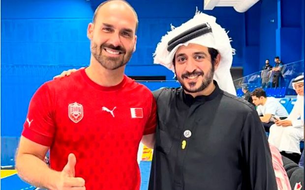 Após se tornar réu no STF, Eduardo se reúne com sheik no Bahrein