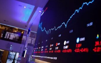 Bolsa fecha acima de 155 mil pontos pela 1ª vez; dólar cai a R$ 5,30